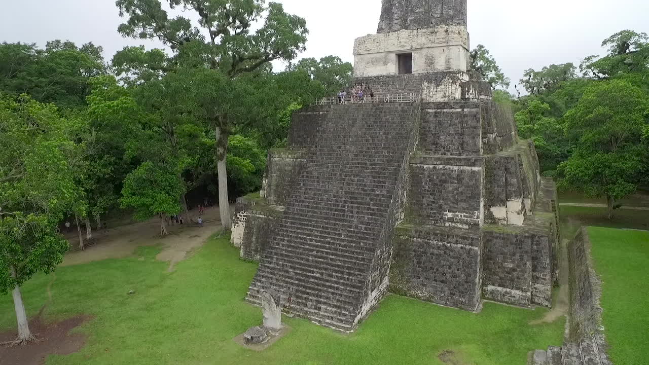 gran toma aerea sobre las piramides de tikal en guatemala 8