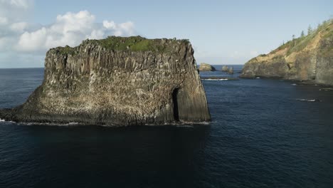 澳洲諾福克島 (norfolk island, australia) 的 4k 天空望遠鏡,在驚人的岩石結構 dji inspire 2 周圍的軌道上慢慢推進