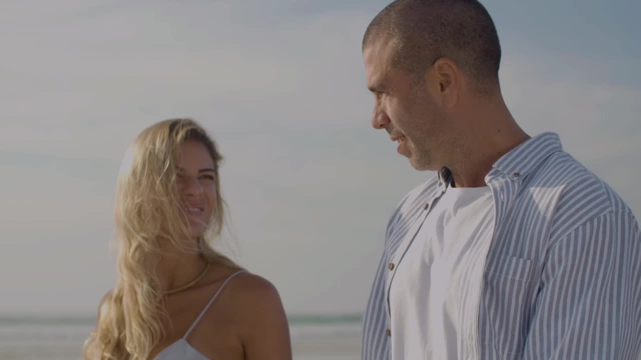 로맨틱 한 부부 가 해변 을 따라 산책 하고, 함께 시간 을 보내고 있다