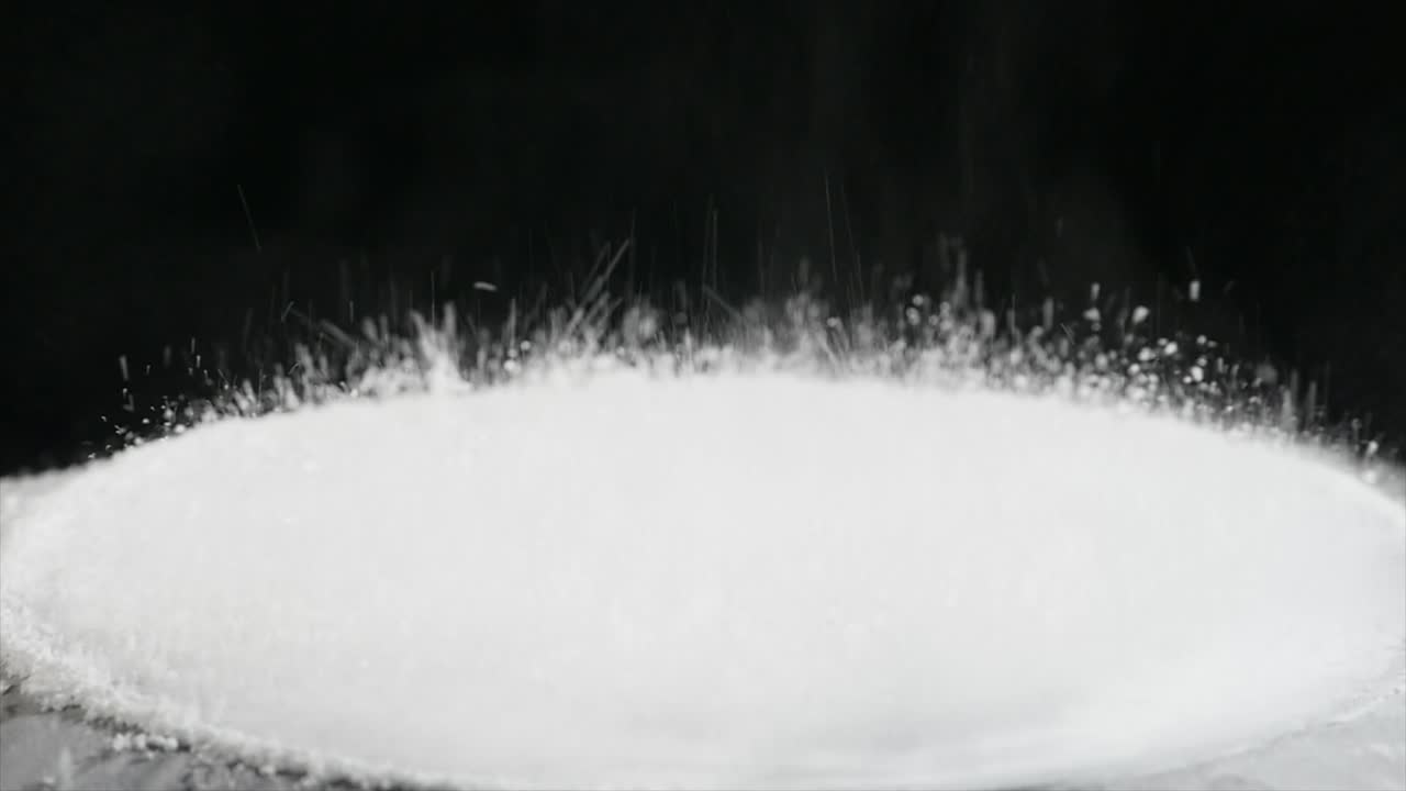 검은색 배경에 움직이는 서브우퍼에서 점프 밀가루