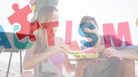 animación de coloridas piezas de rompecabezas corazón y texto de autismo sobre amigos felices en la fiesta de playa de verano