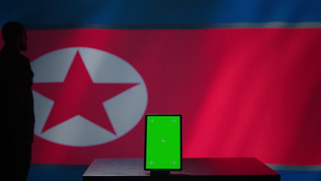 북한 엔지니어가 소셜미디어에서 모형 태블릿으로 트롤 계정을 만들고 있다.