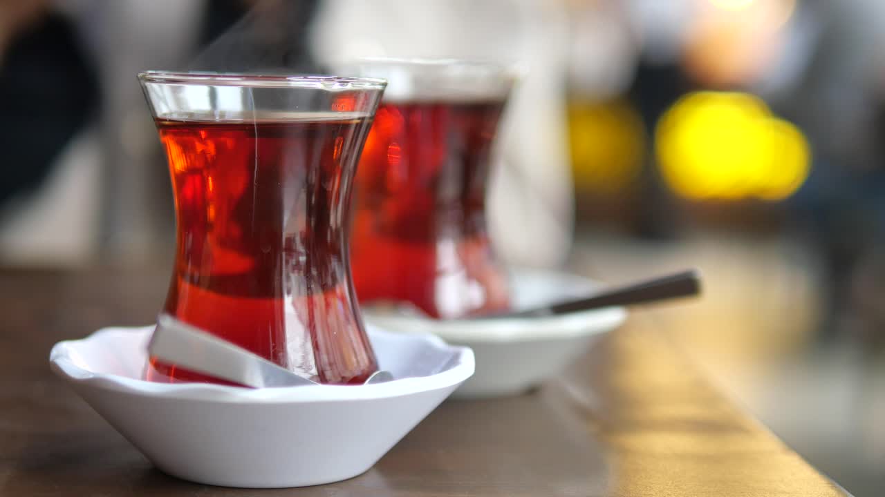 야외 카페에서 터키 차