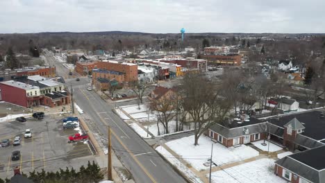 Oxford,-Michigan-Nachbarschaft-Und-Blick-Auf-Die-Innenstadt-Von-Der-Sich-Vorwärts-Bewegenden-Drohne