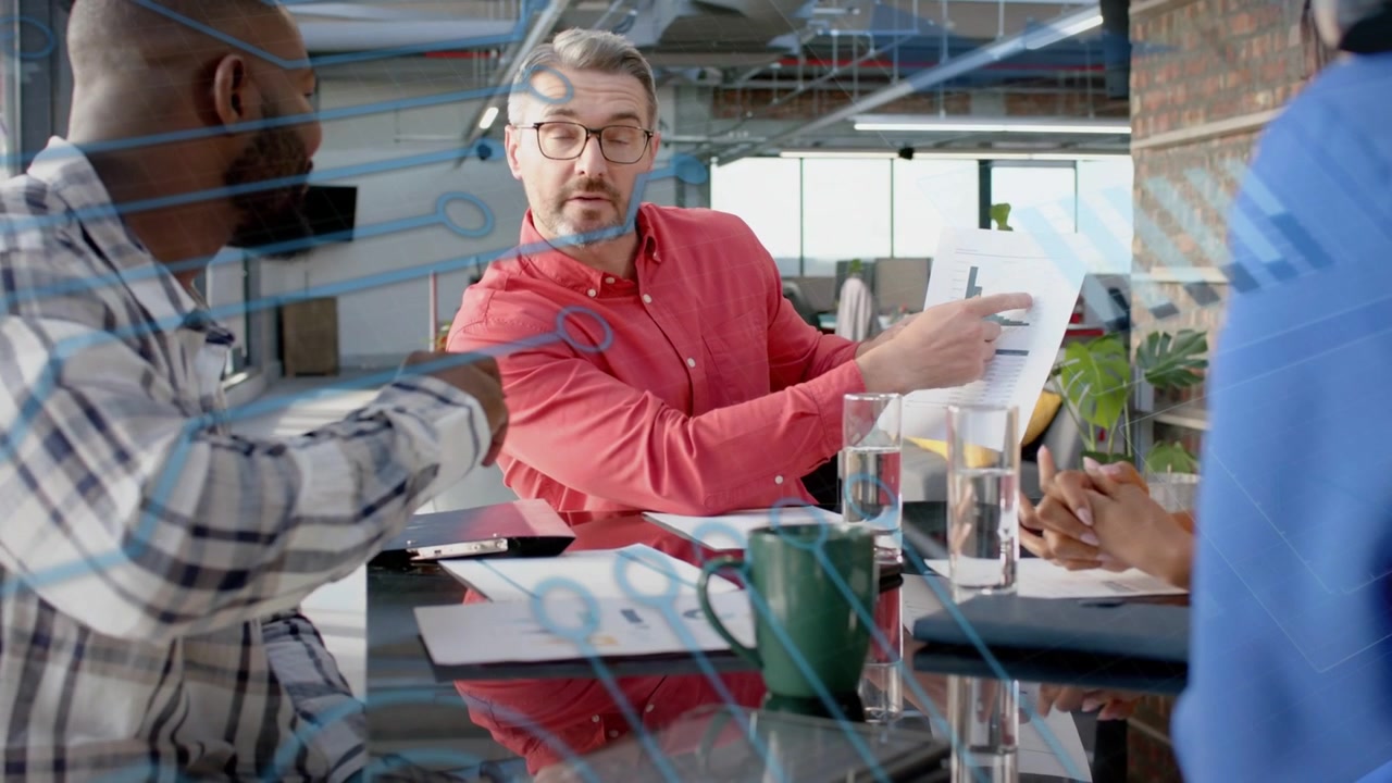 Presentador mostrando gráficos, iniciando revisión de negocios, equipo tomando notas mientras un gráfico azul se superpone al cristal