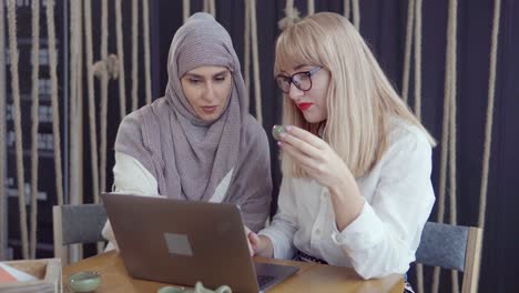 two women in conversation at a cafe