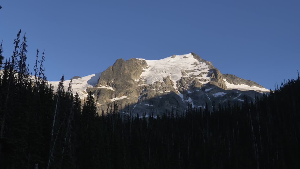 árboles de pino y montañas rocosas en el parque provincial de joffre lakes cerca de pemberton en columbia británica, canadá