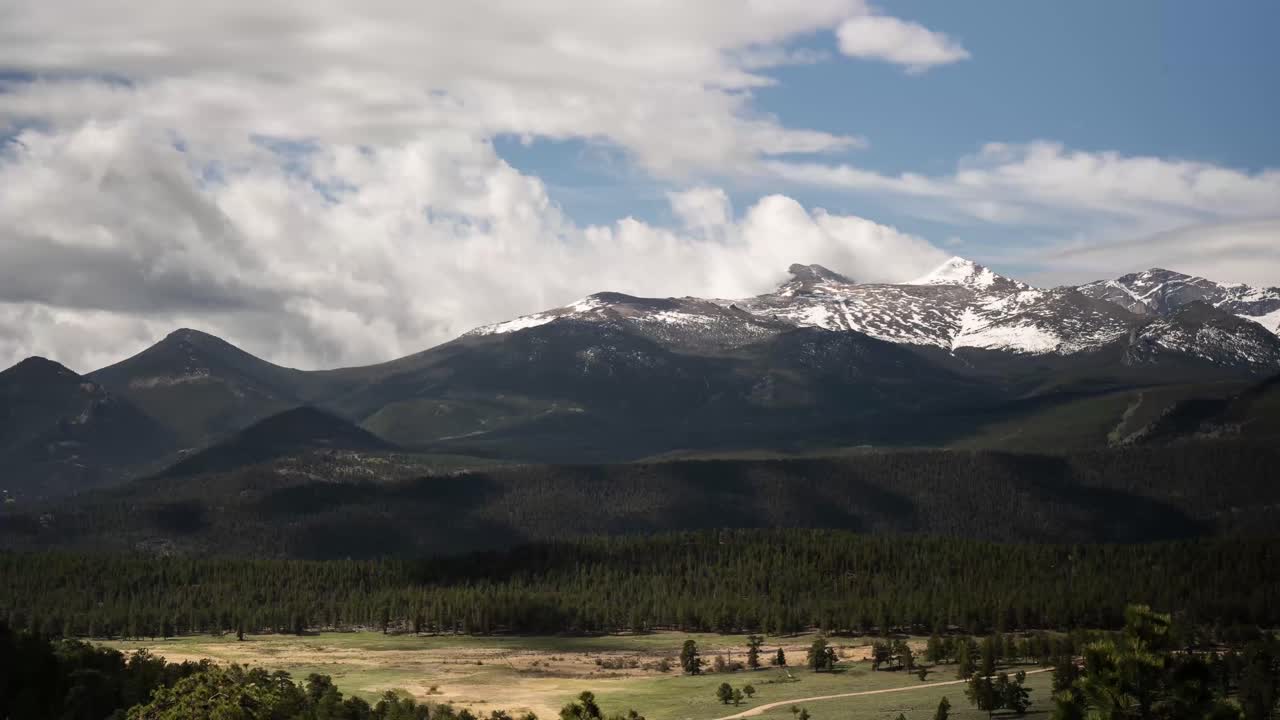 Timelapse nel Parco Nazionale delle Montagne Rocciose con nuvole che passano sopra le montagne
