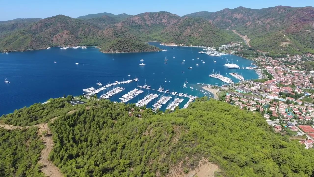 Vista aerea di marina e città costiera in Turchia