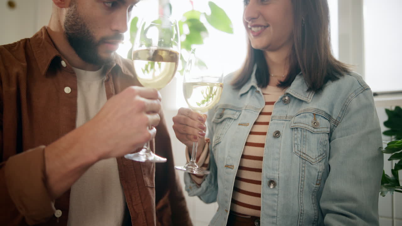 una pareja celebrando con vino.