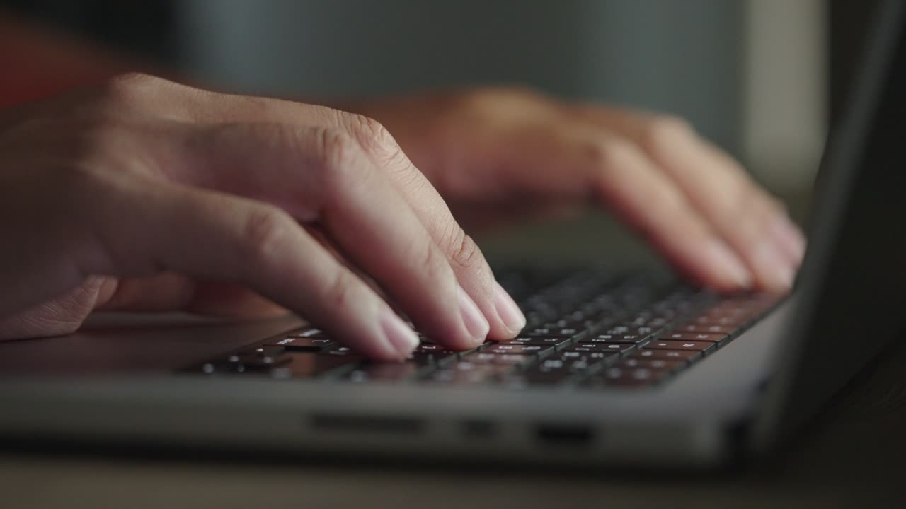 mano de cerca de una mujer de negocios escribiendo teclado computadora portátil en la oficina de escritorio