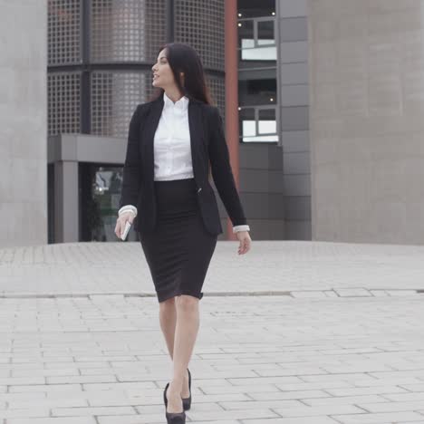 Young-businesswoman-walking-towards-the-camera