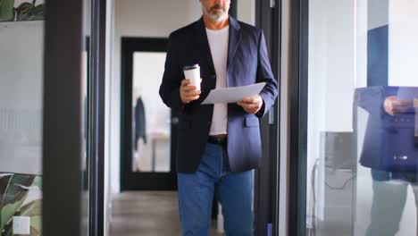 hombre de negocios con taza de café comprobando el documento 4k