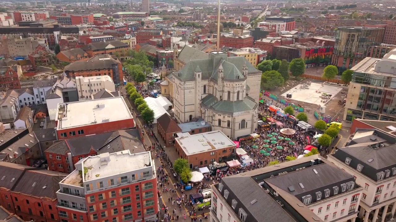4K 50FPS dronevideo af Comhaltas Fleadh Cheoil na hÉireann, Fleadh Belfast 2026. Produceret med Rec709 farver.