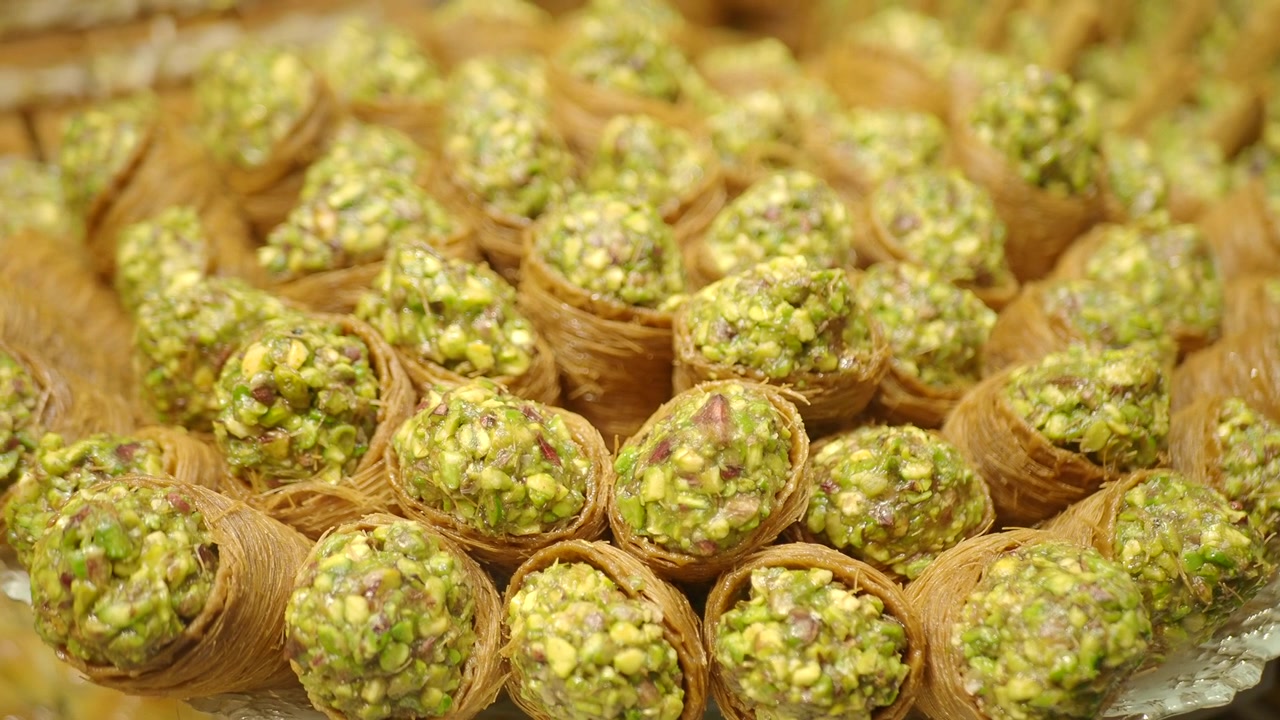 Primo piano di tradizionali pasticcini di baklava al pistacchio mediorientali