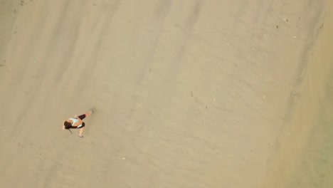 Mujer-En-Forma-Corriendo-Sobre-La-Arena