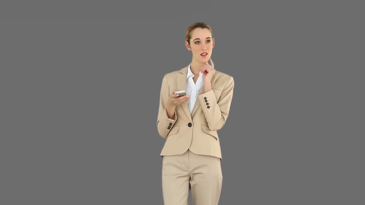 Donna d'affari che scrive al telefono