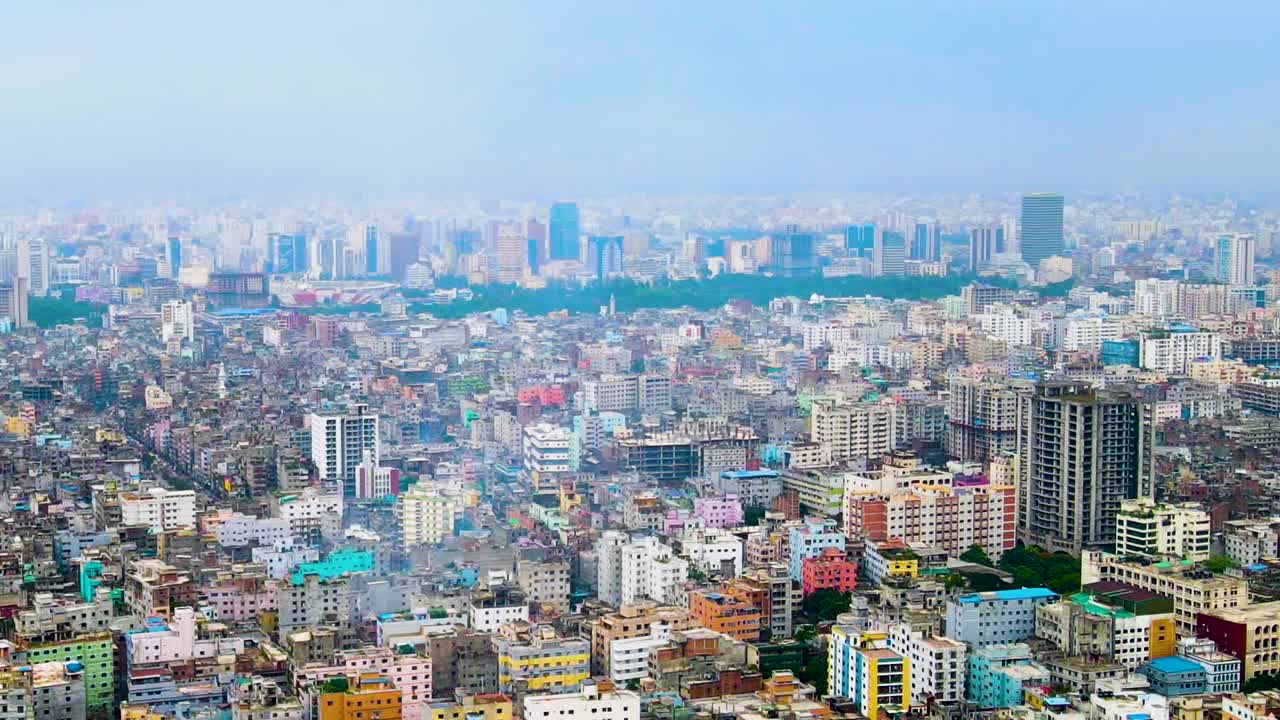 낮 동안 방글라데시의 오염된 제3세계 국가 도시 다카의 공중 사진