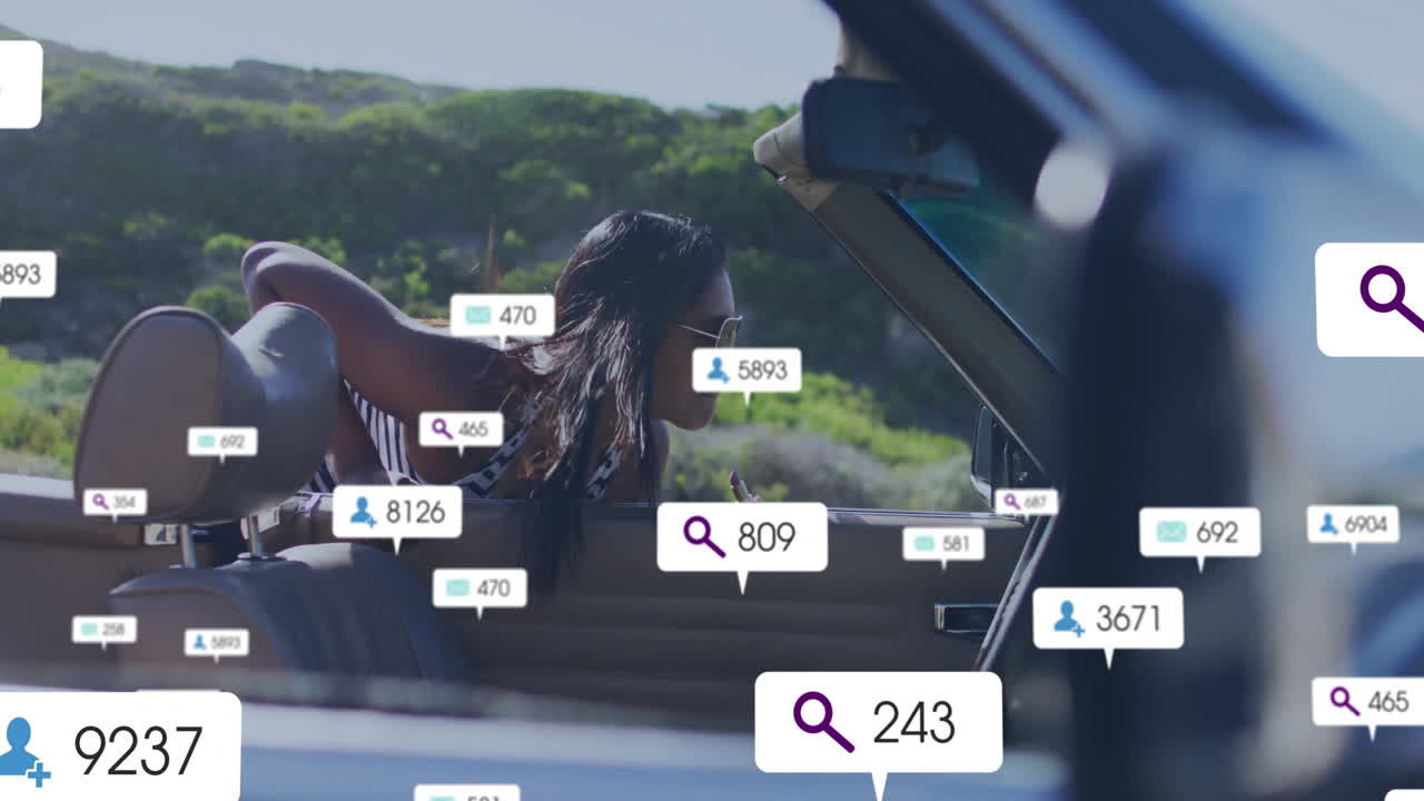 Mujer conduciendo un descapotable con una animación superpuesta de iconos de interacción en redes sociales