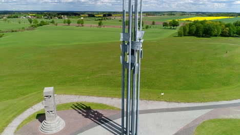 dolly aéreo hacia atrás del monumento a la victoria de grunwald, polonia