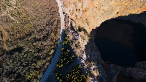 un sobrevuelo al borde del lago rojo, el sumidero más grande de europa
