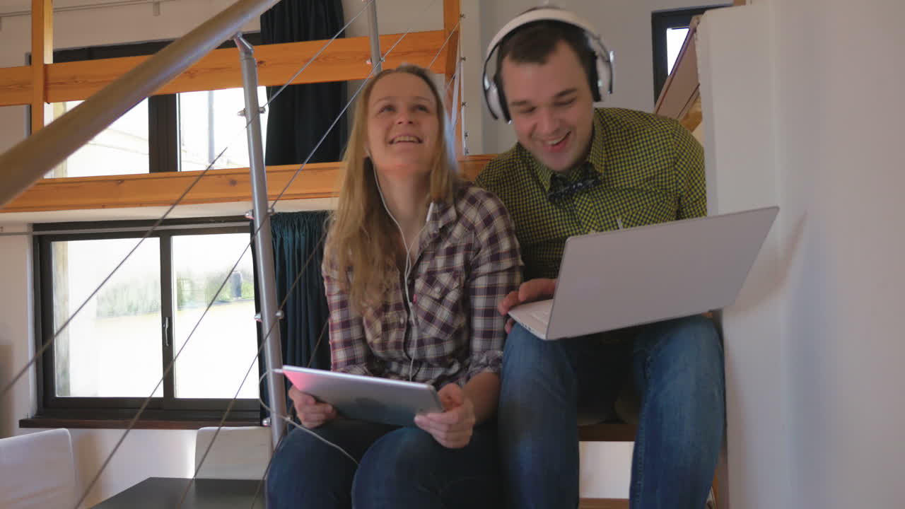 escuchar música usando un pad y una computadora portátil