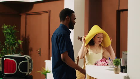 una pareja joven en la recepción del hotel.