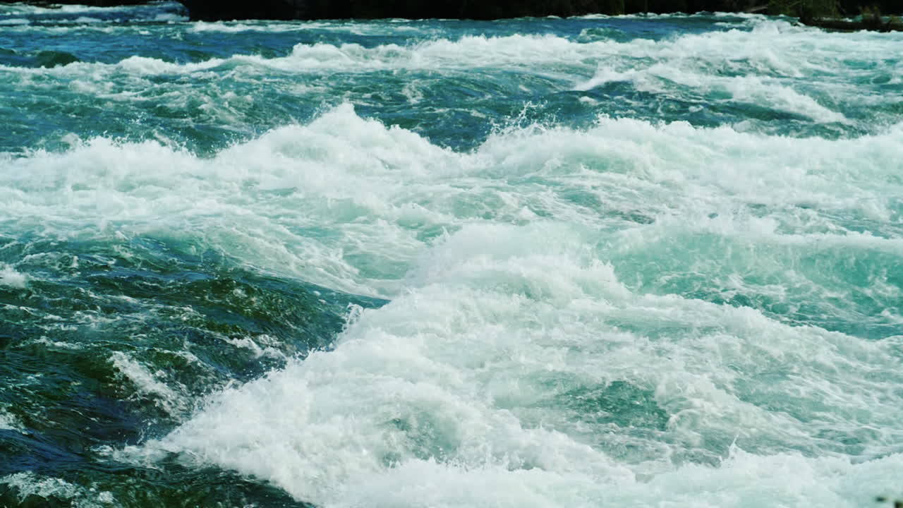 돌진하는 물 슬로우 모션