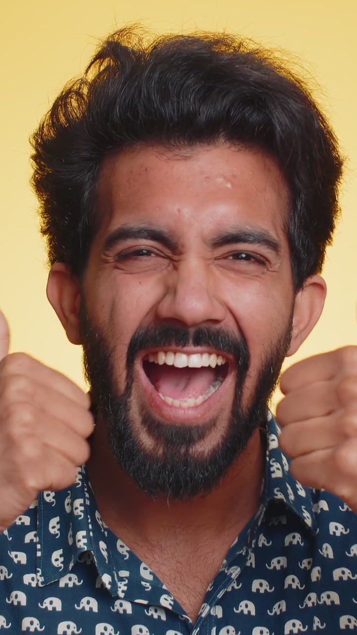 Un uomo indiano felice che celebra il successo vincendo il jackpot della lotteria di compleanno raggiungimento dell'obiettivo buone notizie