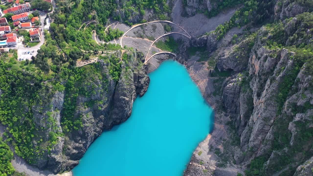 청록색 modro jezero imotski, 크로아티아 상공에서 공중 드론 촬영