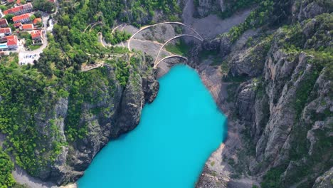 Drone-Aéreo-Disparó-Sobre-El-Lago-Azul-Turquesa-Imotski,-Croacia