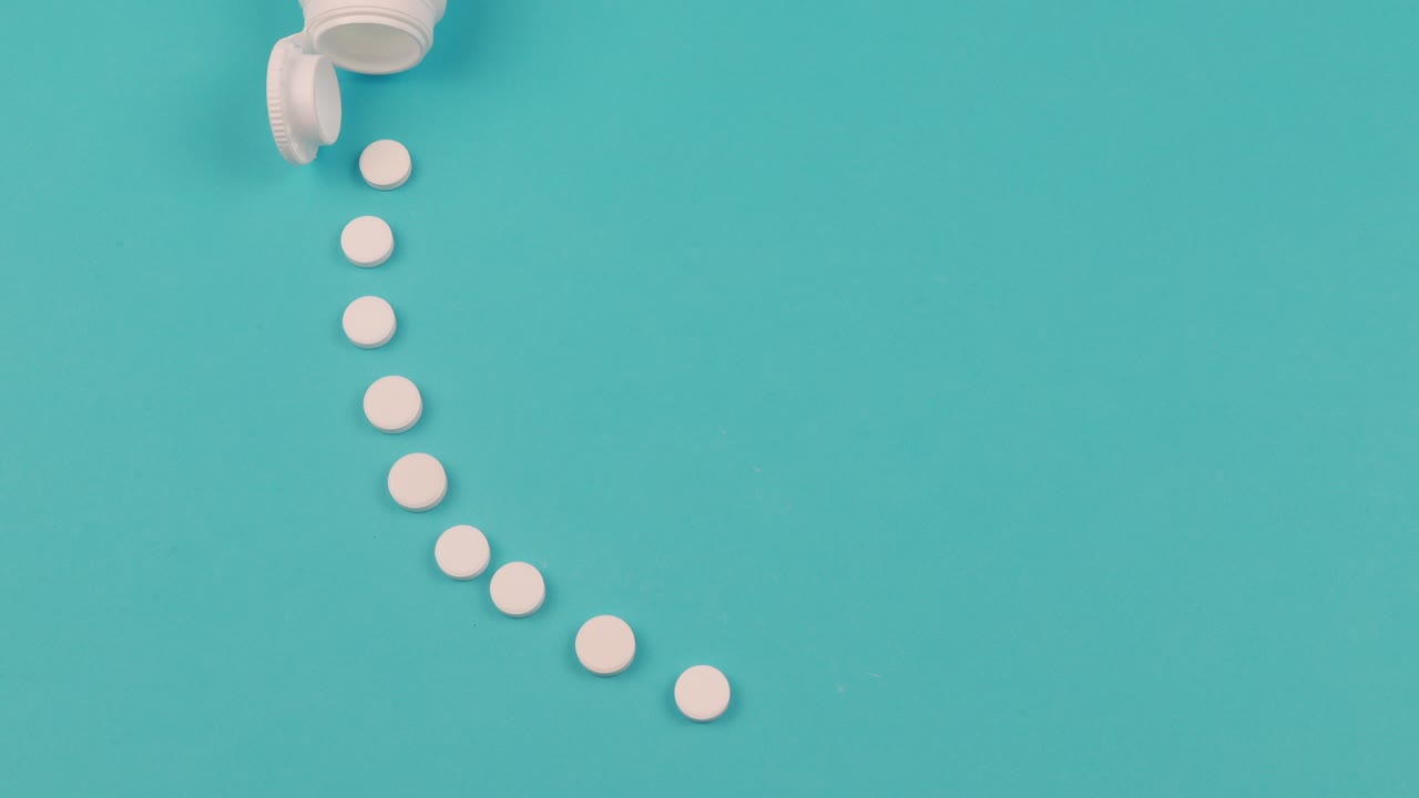 파란색 배경에 색 알약의 4k 스 모션 애니메이션