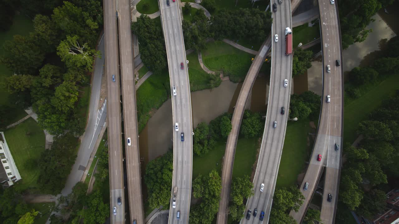 텍사스 주 휴스턴 시내 근처의 버팔로 베이우 (buffalo bayou) 를 가로지르는 고속도로에서 자동차의 조류 시각