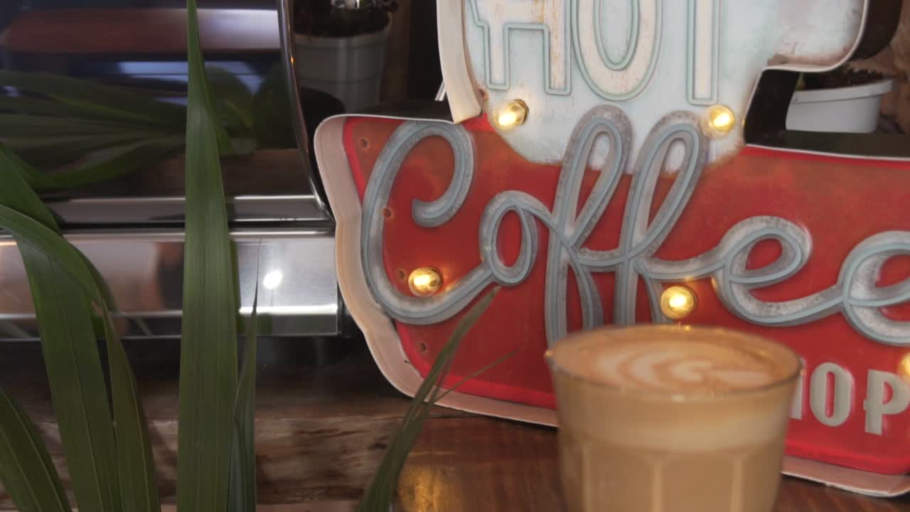 escena tranquila de la cafetería con café recién hecho - primer plano