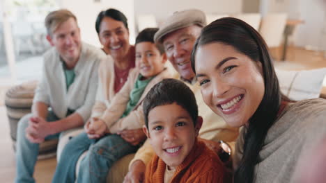 Gran-Familia,-Cara-Y-Selfie-En-El-Sofá-Para-La-Foto