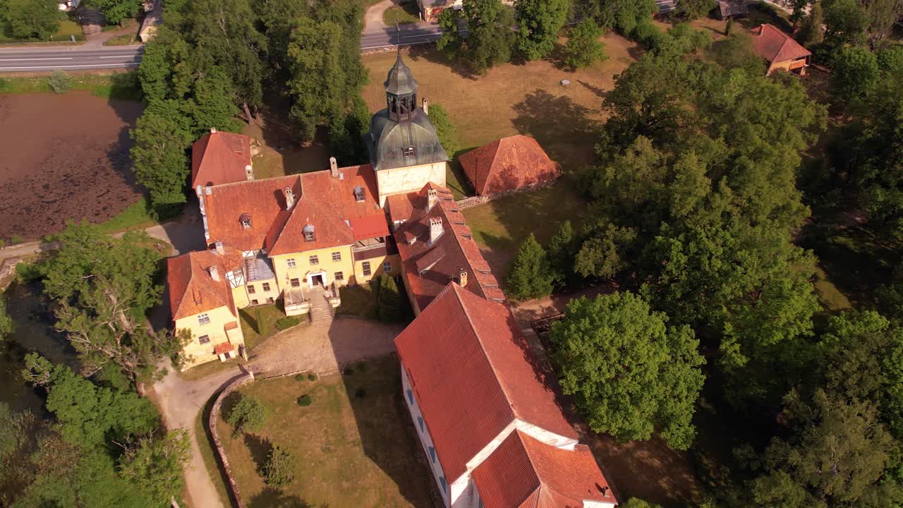 La piccola città di Straupe accanto all'Antico Palazzo di Straupe.