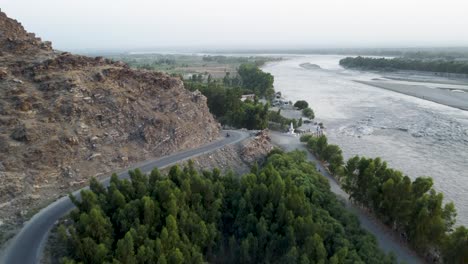 colinas, vegetación, caminos accidentados, y el abrazo del río