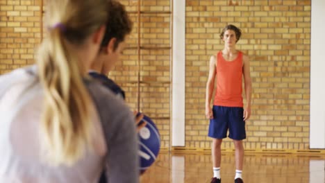 niños de secundaria decididos jugando al baloncesto