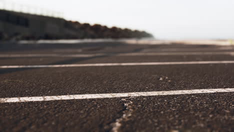 Leere,-Mit-Asphalt-Bedeckte-Strandparkplätze.