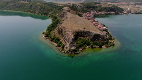 magnífica península de lin y pueblo de lin en la costa del lago ohrid, albania