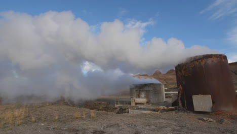 planta de energía geotérmica con vapor de agua que sale de una chimenea. iceland