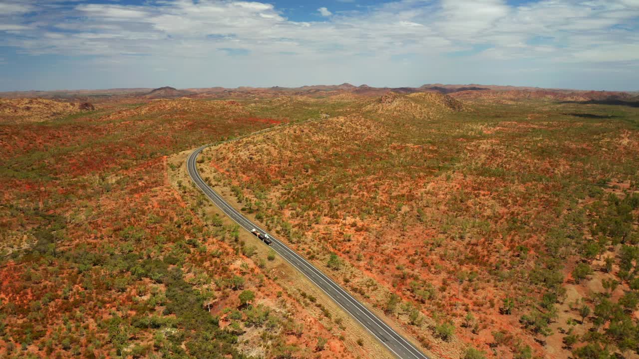vista aérea del camión que transporta mercancías en la carretera estatal en el territorio del norte, interior australiano