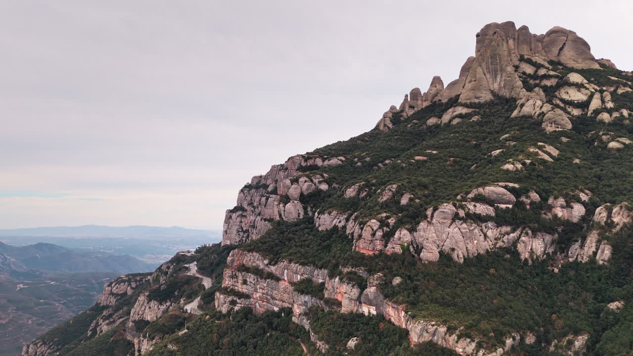 조용한 구름이 가득한 날 몬세라트의 푸른 절벽 위를 날아다니는 드론 촬영