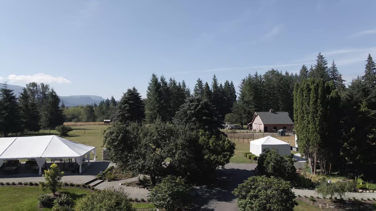 숲 한가운데에 호수가 있는 농장