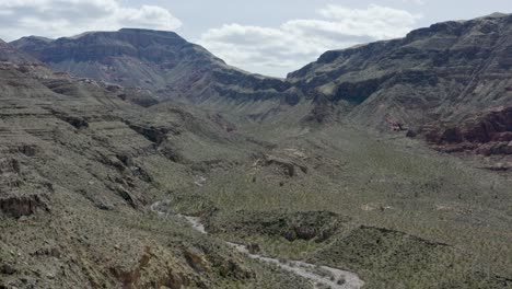 valle desértico con hermosas montañas de arizona - paisaje natural, aéreo