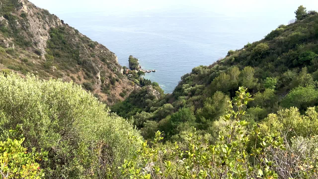 Paesaggio marino mediterraneo svelato visto dal Sentiero di Nietzsche