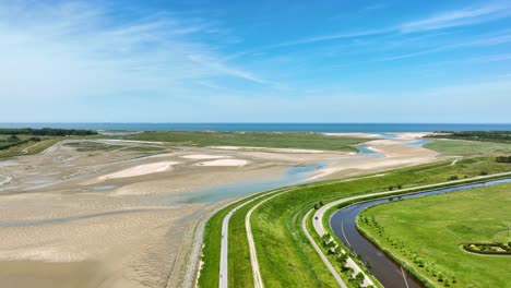 Lago-Y-Río-Que-Fluye-A-Través-Del-Paisaje-De-Pólder-Verde-En-Los-Países-Bajos-Y-La-Frontera-Con-Bélgica,-Reserva-Natural-Het-Zwin