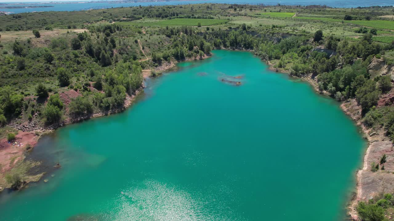 vista aérea de agua de un pequeño lago turquesa, cerca de montpellier en francia