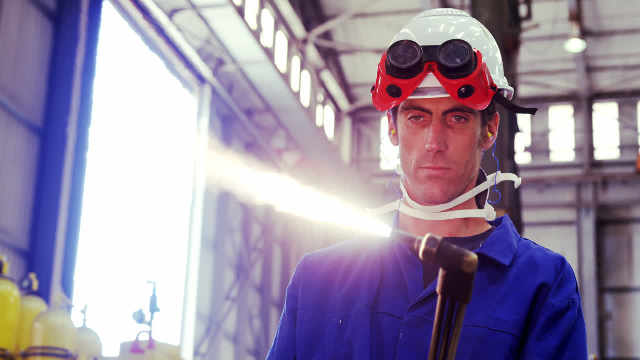 ingeniero marítimo con antorcha de soldadura 4k