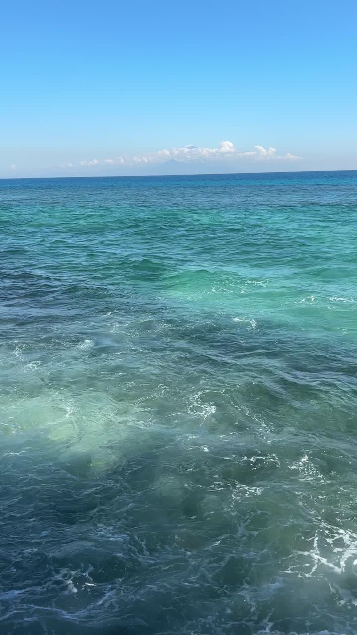 Água do Oceano Turquesa Cristalina com Ondas Suaves